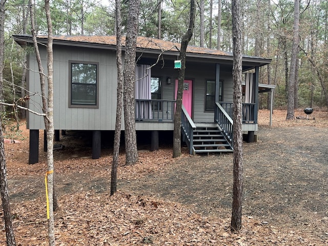 manufactured / mobile home featuring a porch