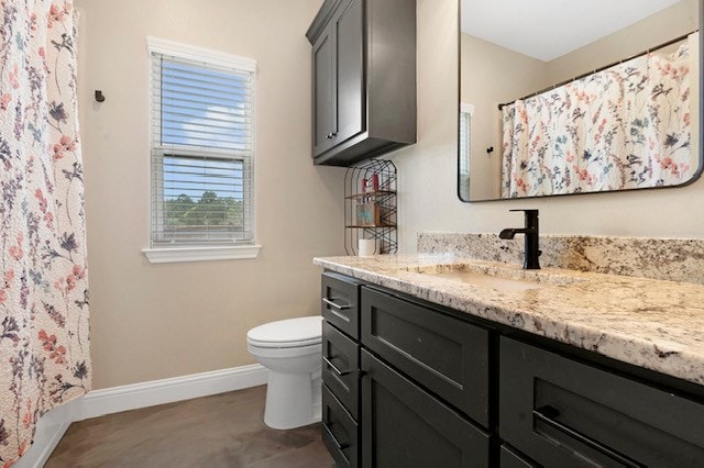 685 Box Car Rd, Lufkin, TX 75904 - full bathroom with vanity, baseboards, toilet, and a shower with curtain