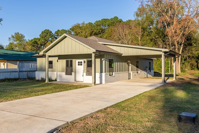 view of front of property featuring a front lawn, covered porch, and a carport