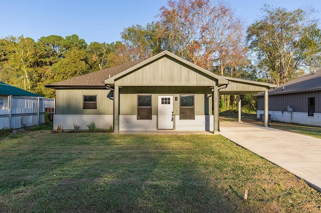 view of front of house featuring a front lawn, a porch, and a carport