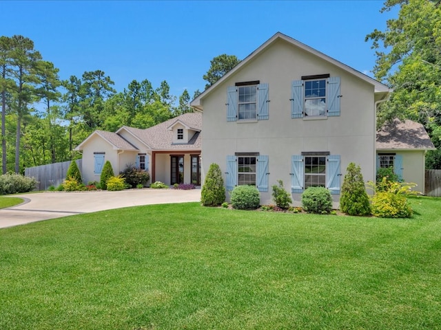 view of front of property featuring a front yard