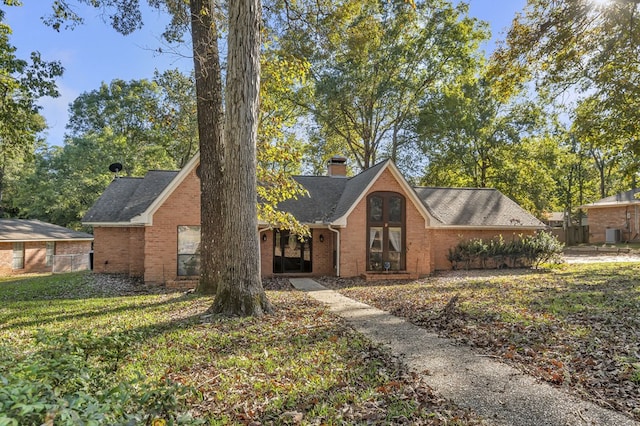 view of front of house featuring a front lawn