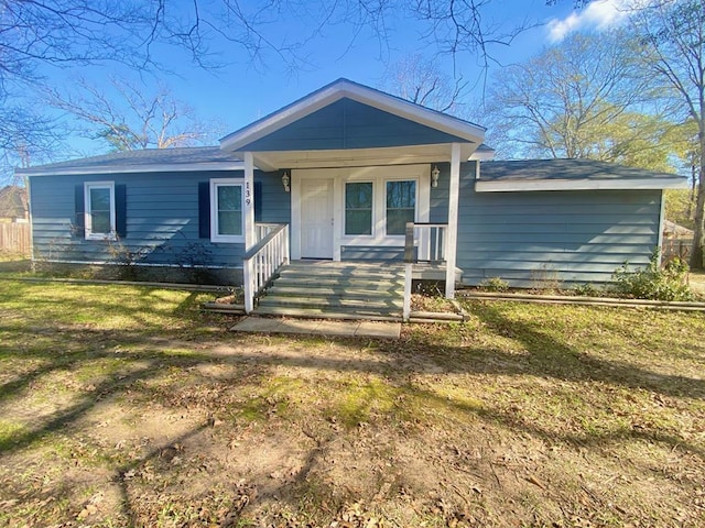 view of front of home featuring a front lawn