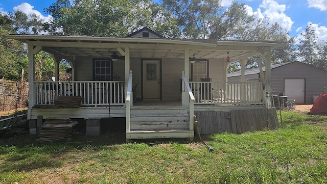 view of front of property with ceiling fan, a front lawn, and a porch