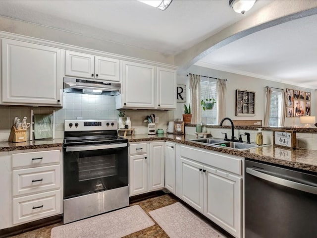 kitchen featuring appliances with stainless steel finishes, a sink, under cabinet range hood, white cabinetry, and backsplash