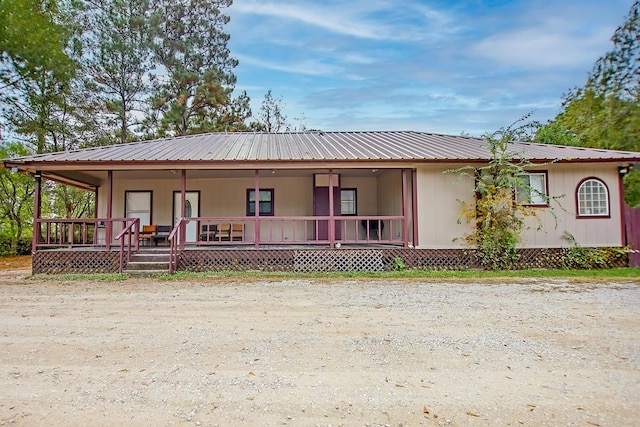 view of front of property featuring a porch