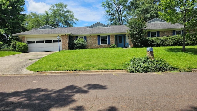 622 Egret Dr, Nacogdoches, TX 75964 - single story home featuring an attached garage, a front yard, concrete driveway, and brick siding
