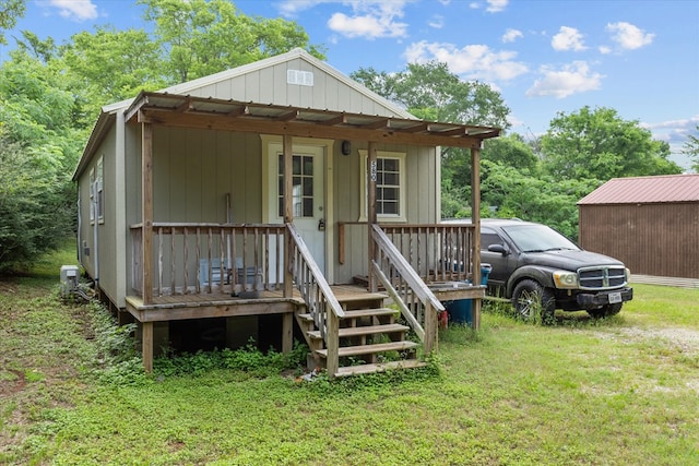 view of front of property with a front yard
