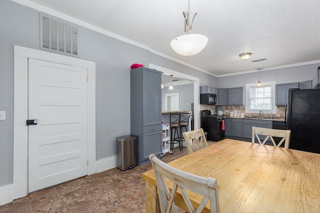 dining space with baseboards, visible vents, and crown molding