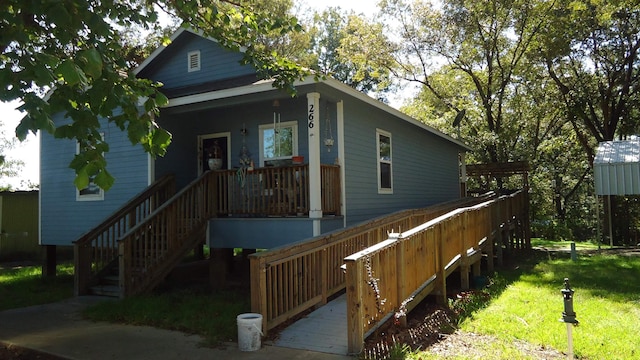 view of front of home featuring a front lawn and covered porch