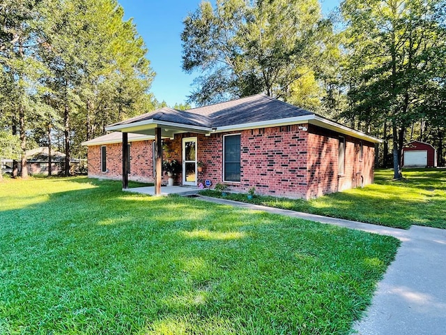 ranch-style home featuring a front lawn