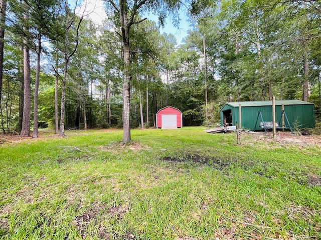 view of yard featuring an outbuilding