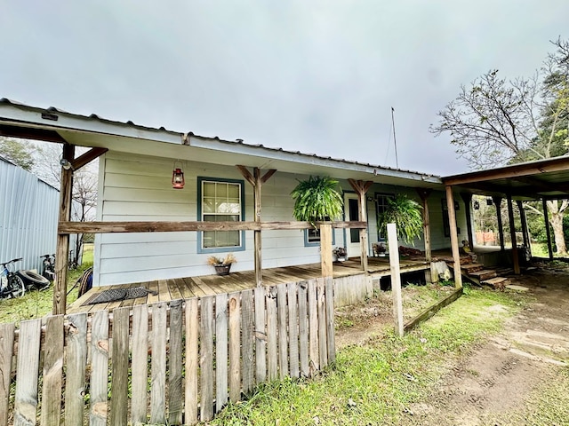 view of front of property featuring covered porch