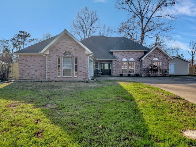 ranch-style home featuring a front lawn