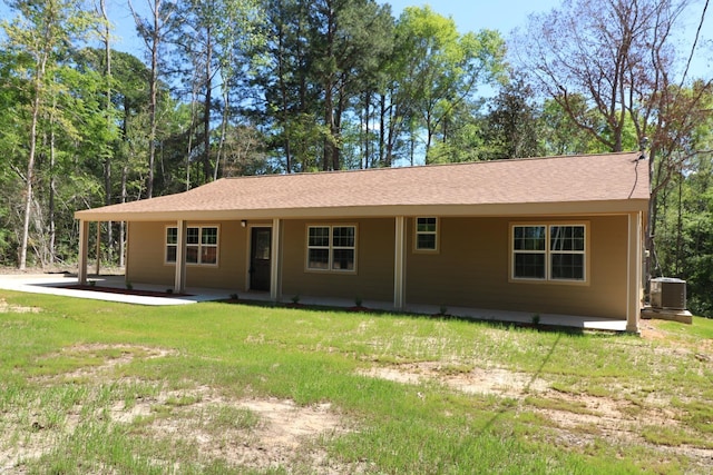 single story home featuring cooling unit and a front yard