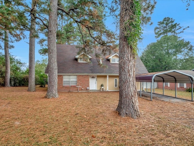 view of front of property featuring a front lawn and a carport