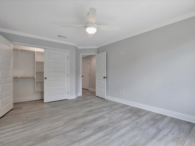 unfurnished bedroom featuring light hardwood / wood-style floors, a closet, ornamental molding, and ceiling fan