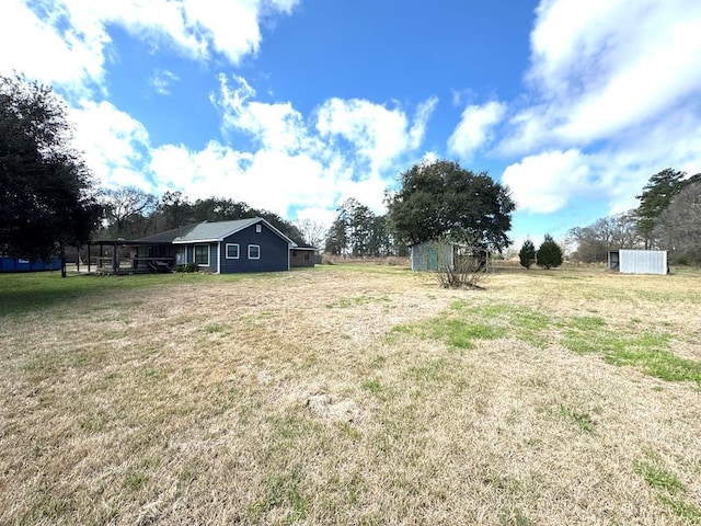 view of yard with an outdoor structure