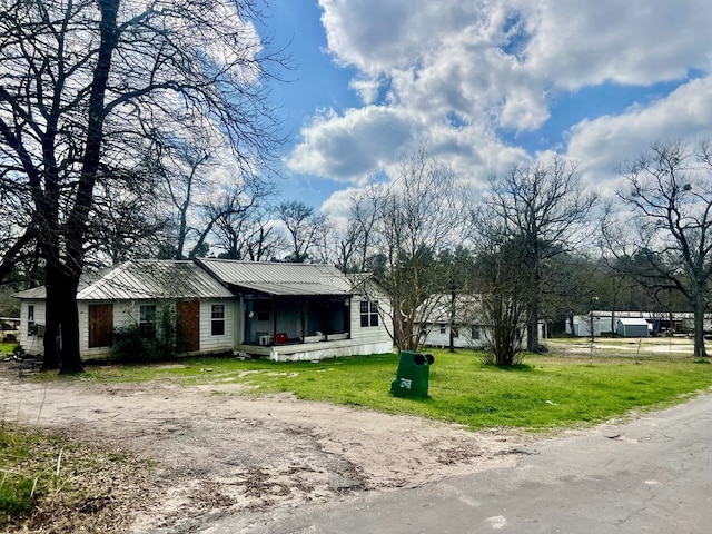 view of front of property with a front lawn