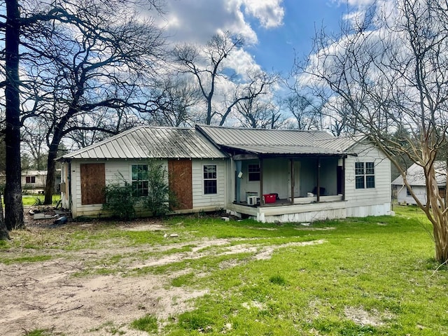 view of front facade featuring a front yard