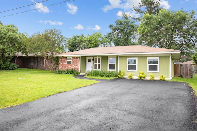 413 Linn St, Huntington, TX 75949 - ranch-style home featuring asphalt driveway and brick siding
