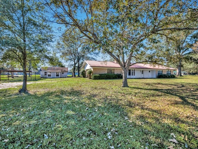 view of yard featuring an outbuilding