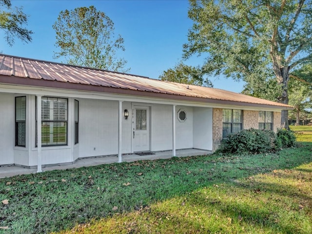 single story home with a front lawn