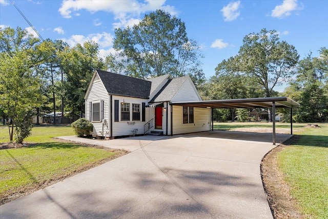 view of front of house featuring a carport and a front lawn