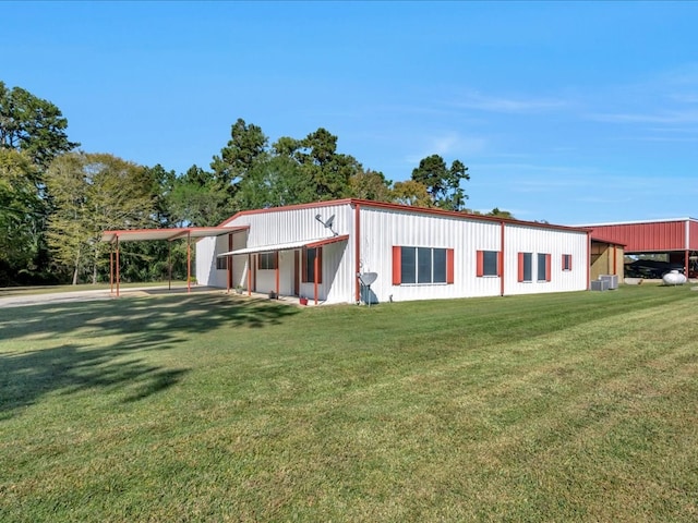 view of front of house featuring a front yard and an outdoor structure