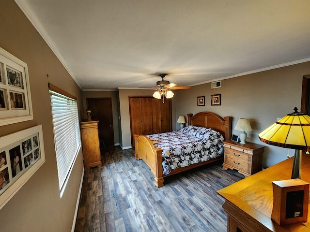 493 Hideaway Loop, Hemphill, TX 75948 - bedroom with wood finished floors, ornamental molding, baseboards, and a ceiling fan