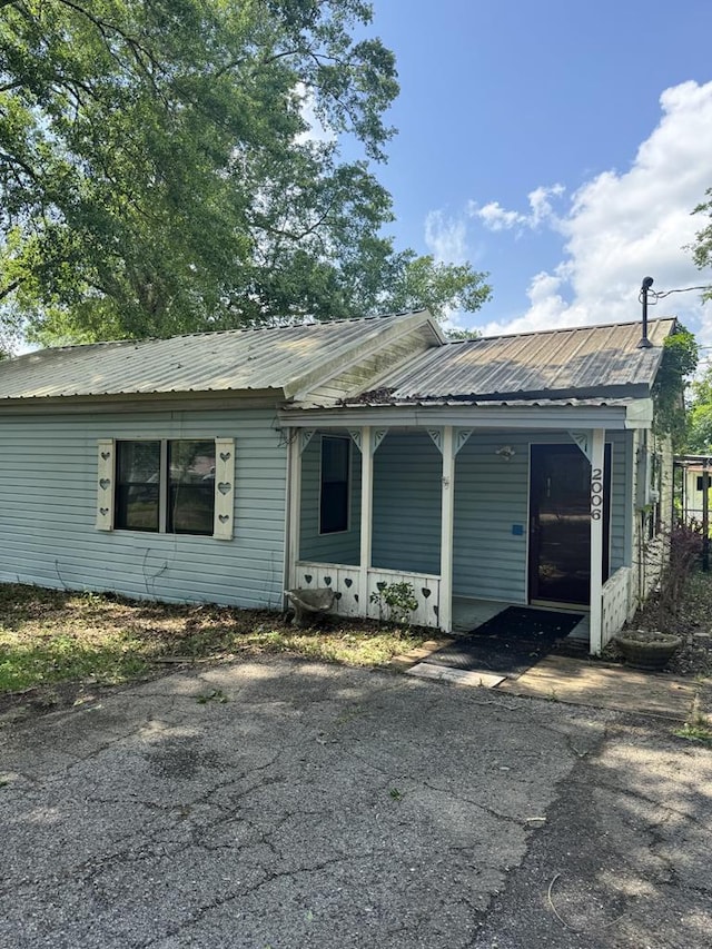 2006 Palmore Rd, Lufkin, TX 75904 - view of front of property with metal roof