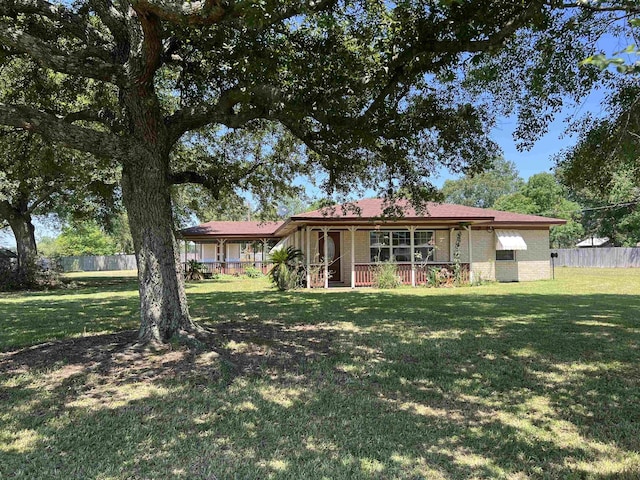 view of front of property featuring a front yard