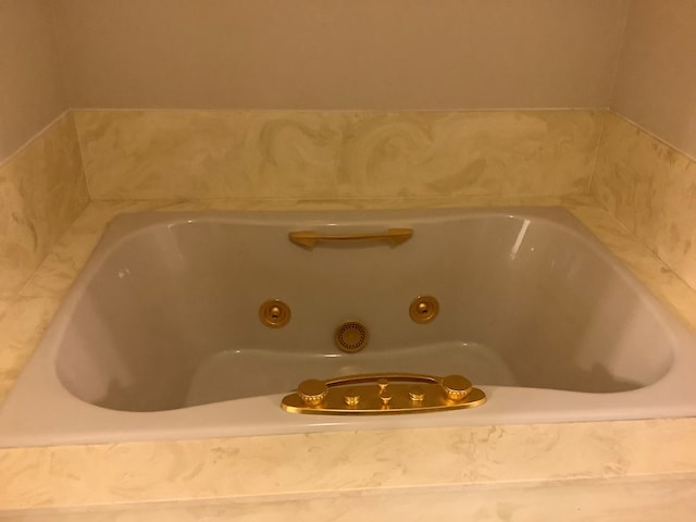 204 Primrose Ln, Hemphill, TX 75948 - bathroom view of a jetted tub