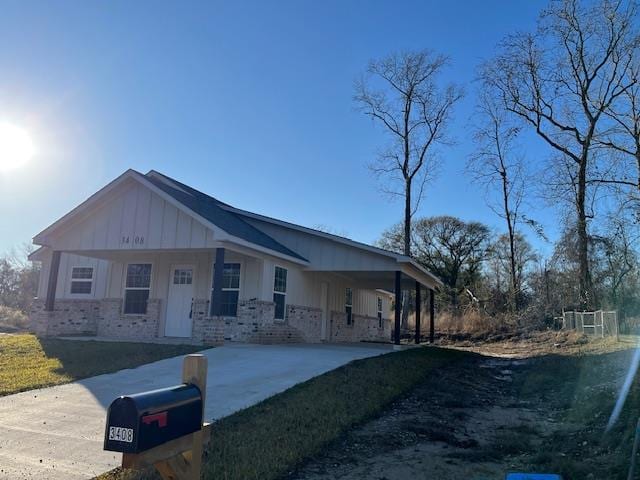 view of front of home featuring a porch