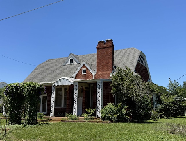 view of front of property featuring a front lawn