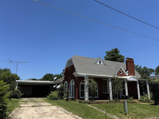 view of front of house with a carport and a front lawn