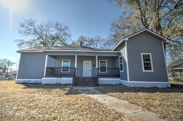 view of front of property with a front lawn and covered porch