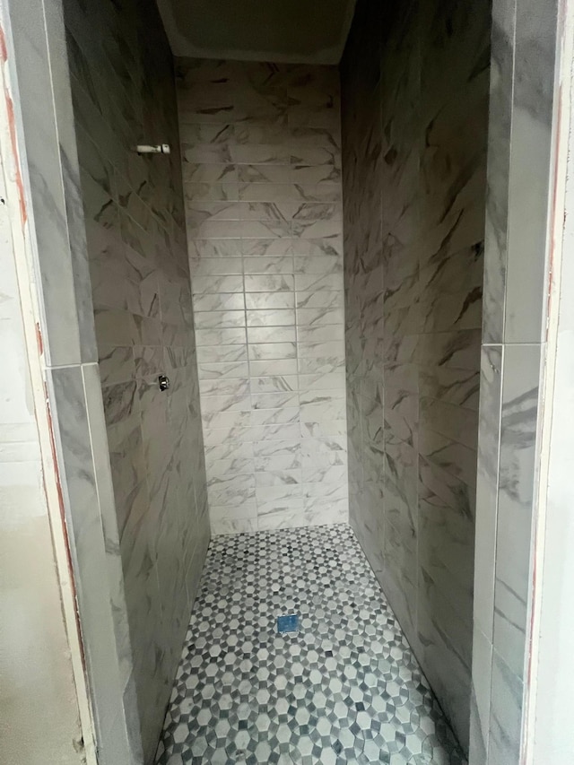 full bath with tiled shower