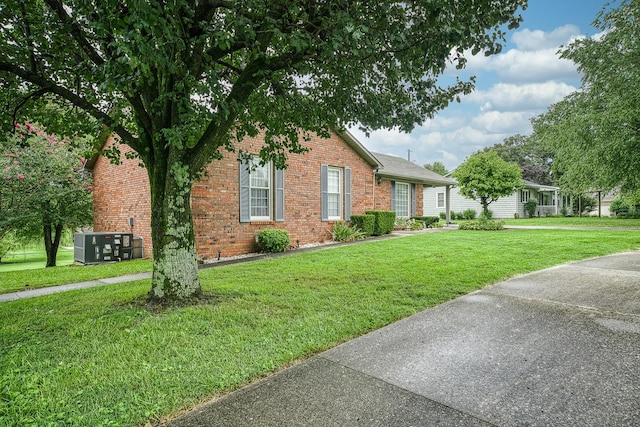 single story home with a front lawn