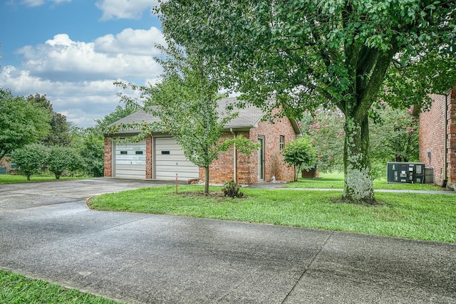 view of front of house featuring a front lawn and a garage