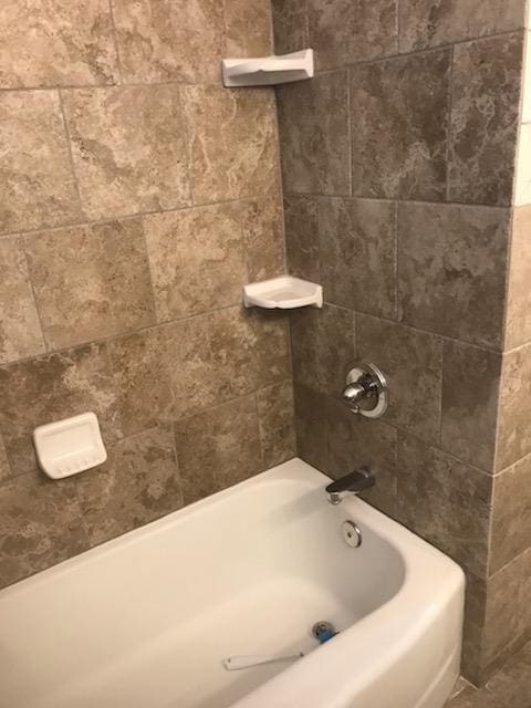 bathroom with tiled shower / bath