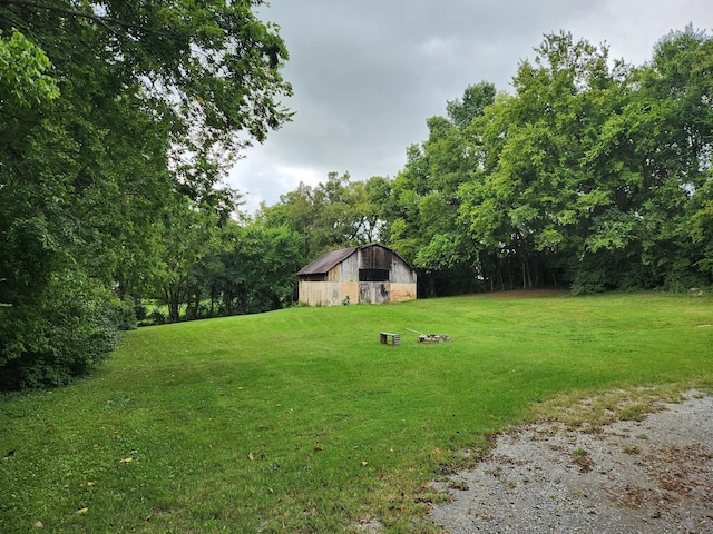 view of yard featuring an outdoor structure