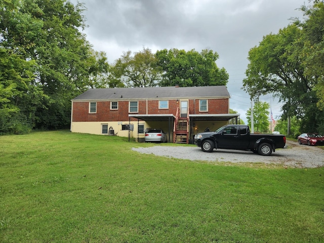 view of front of house featuring a front lawn