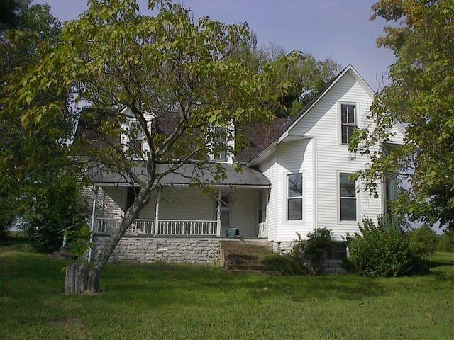 view of front of property with a front yard