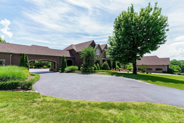 view of front of home featuring a front lawn