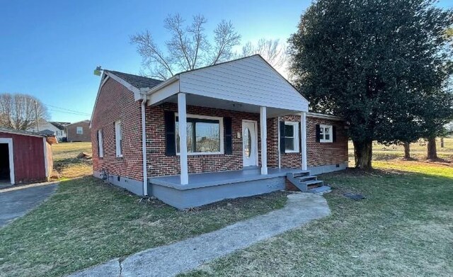 view of front of house featuring a shed and a front yard