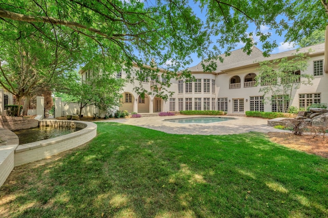 view of yard featuring a patio area and a jacuzzi