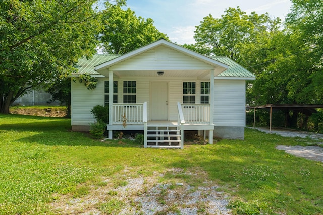 view of front of house featuring a front lawn and covered porch