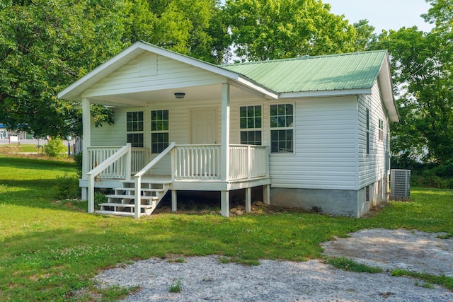 view of front facade featuring central AC unit, a porch, and a front yard