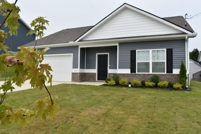 view of front of house featuring a front lawn and a garage